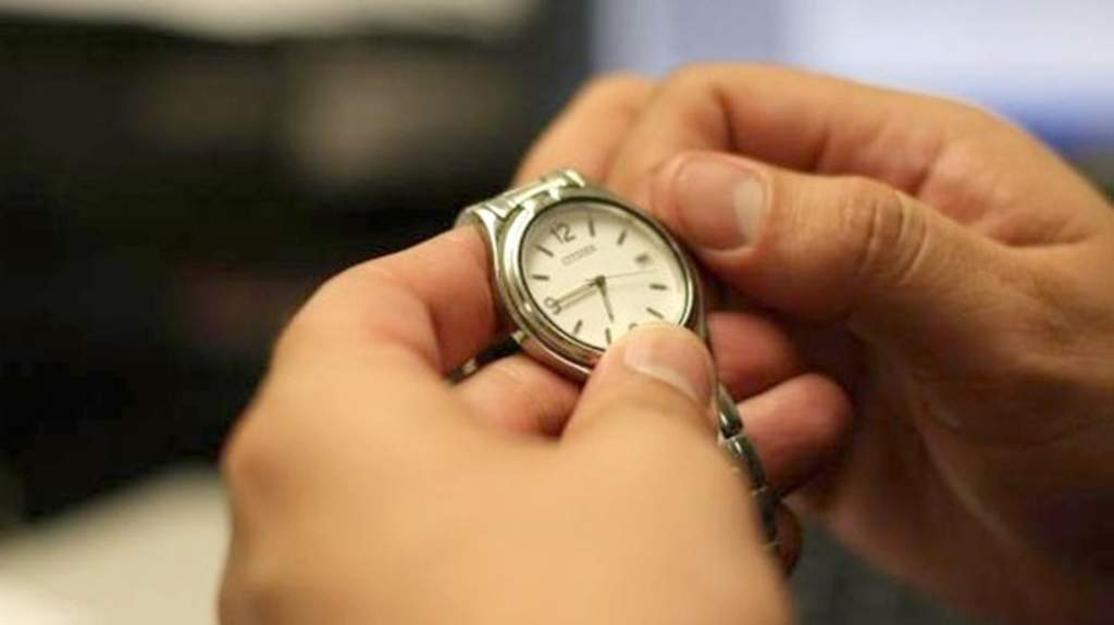 Con la culminación del Horario de Verano a las 2:00 horas del domingo, la mayoría de los mexicanos tendrá que retrasar 60 minutos su reloj. (ARCHIVO)
