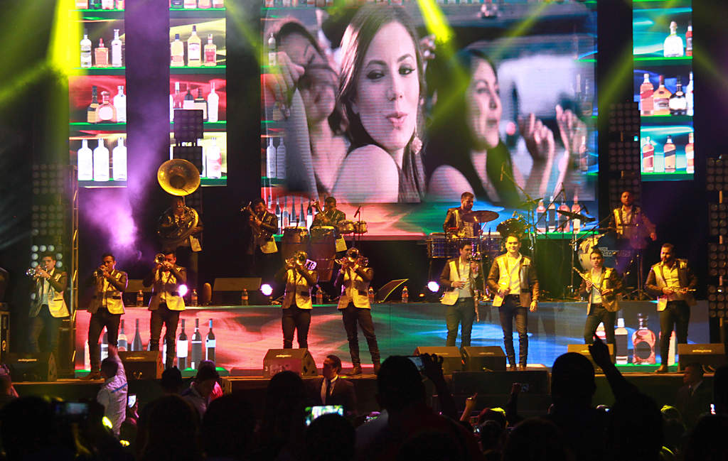 Anoche el Coliseo Centenario se lleno de fiesta, música, baile y canto con la presentacion de la Banda Los Recoditos. (JESÚS GALINDO) 