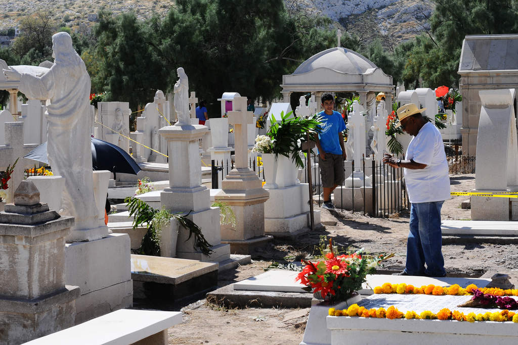 Durante el Día de Muertos se acostumbra visitar los cementerios, dedicar ofrendas florales y montar altares de muertos para honrar a los difuntos. (EL SIGLO DE TORREÓN)
