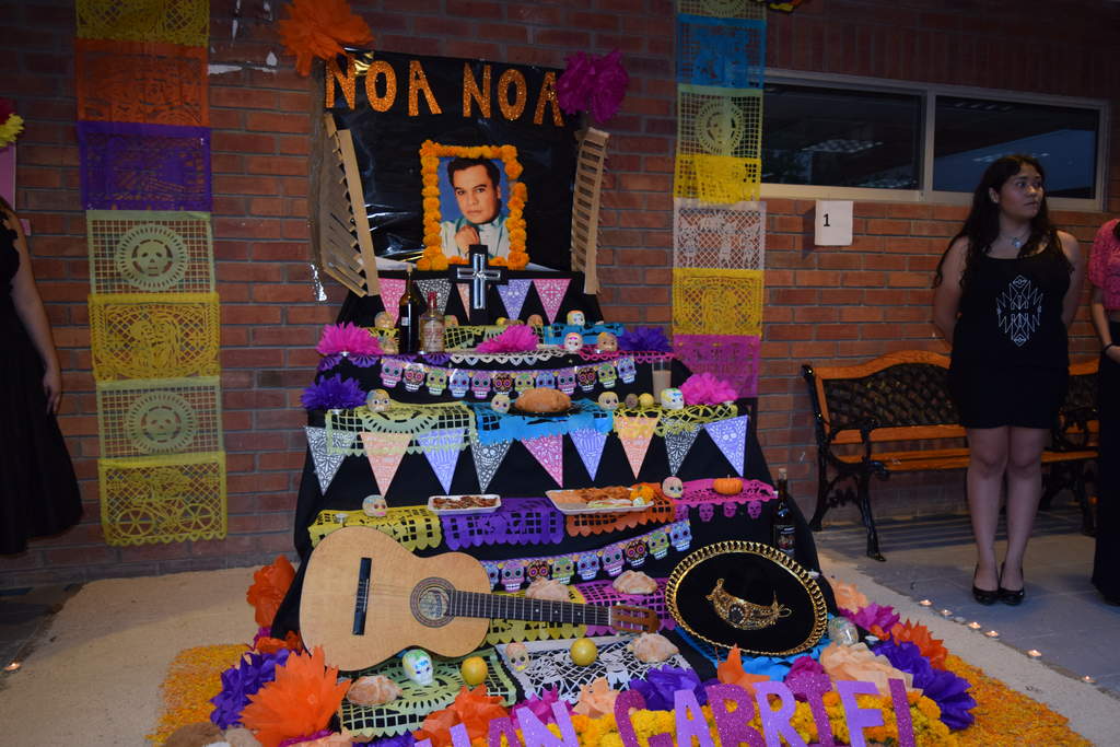 Montaron diversos altares de muertos, algunos de ellos los dedicaron al fallecido “Divo de Júarez'. (EL SIGLO DE TORREÓN)