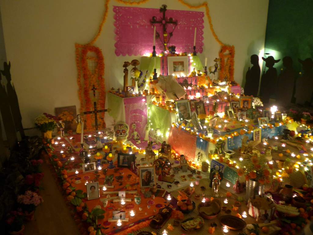 El altar del Día de Muertos debe de constar de siete niveles o escalones que representan los pasos que debe cubrir el alma de un muerto para poder descansar. (ARCHIVO)