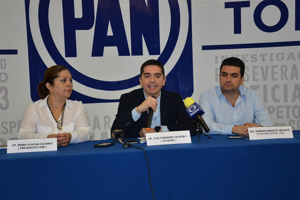 En conferencia de prensa, Luis Fernando Salzar denunció que el esposo de la funcionaria del gabinete de Rubén Moreira es socio de una de las empresas 'fantasma'. (FERNANDO COMPEÁN) 