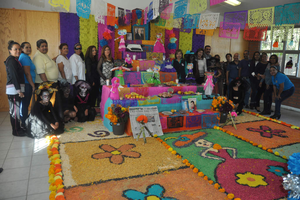 Como desde hace más de 20 años, alumnos de la Escuela Primaria Antonio de Juambelz y Bracho montaron un altar de muertos en memoria del fundador del 'Defensor de la comunidad', El Siglo de Torreón. Para su realización, que ya es una costumbre en el plantel, participaron maestros y los propios estudiantes. Para conocer más a detalle de esta tradición mexicana, se les proyectó un video a los alumnos para que conocieran el significado de cada uno de los detalles que conforman los altares.