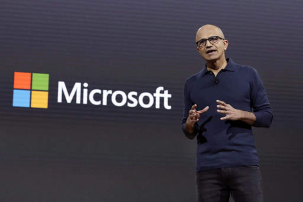 Los analistas dicen que Microsoft está poniéndose al día con un patrón por el cual están compitiendo una serie de empresas de tecnología, incluyendo Facebook, para ofrecer redes especializadas en línea a organizaciones. (ARCHIVO)