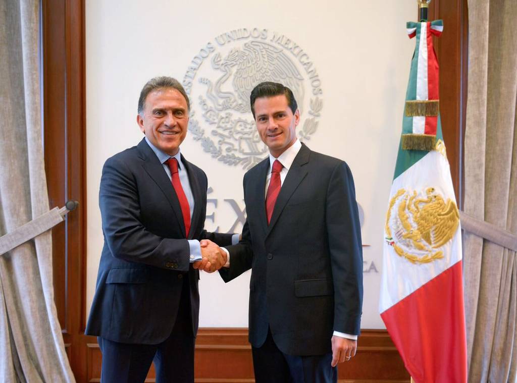 Encuentro. Enrique Peña Nieto y Miguel Ángel Yunes acordaron instalar las mesas de coordinación con Hacienda y Gobernación. (TWITTER)