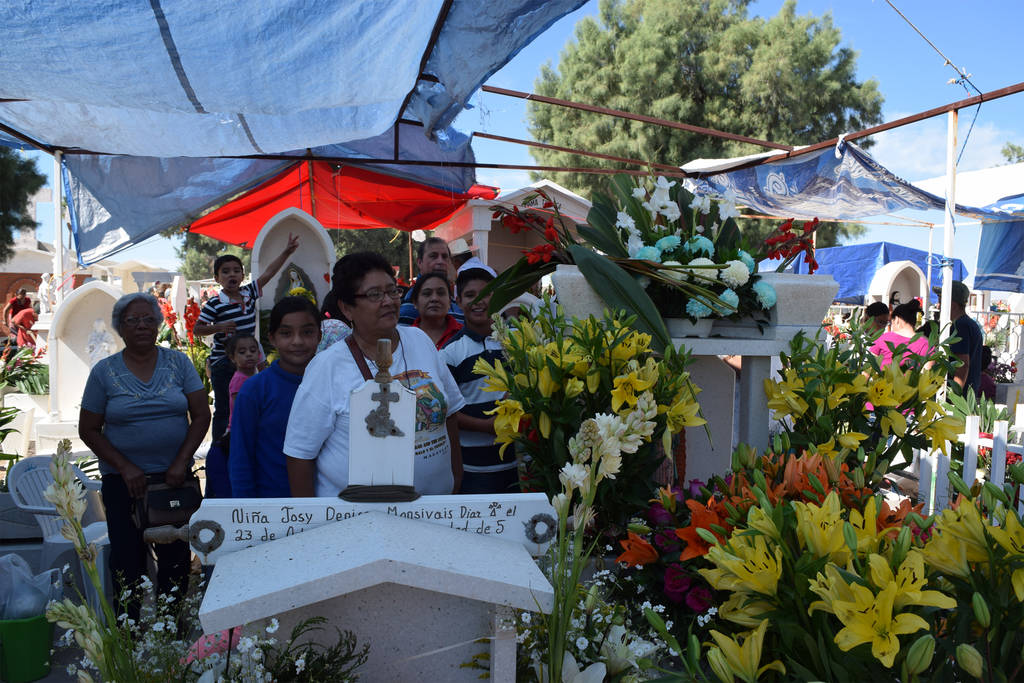 Visitantes. Como cada año, familias completas acuden al panteón para 'convivir' con sus fieles difuntos. (MARY VÁZQUEZ)