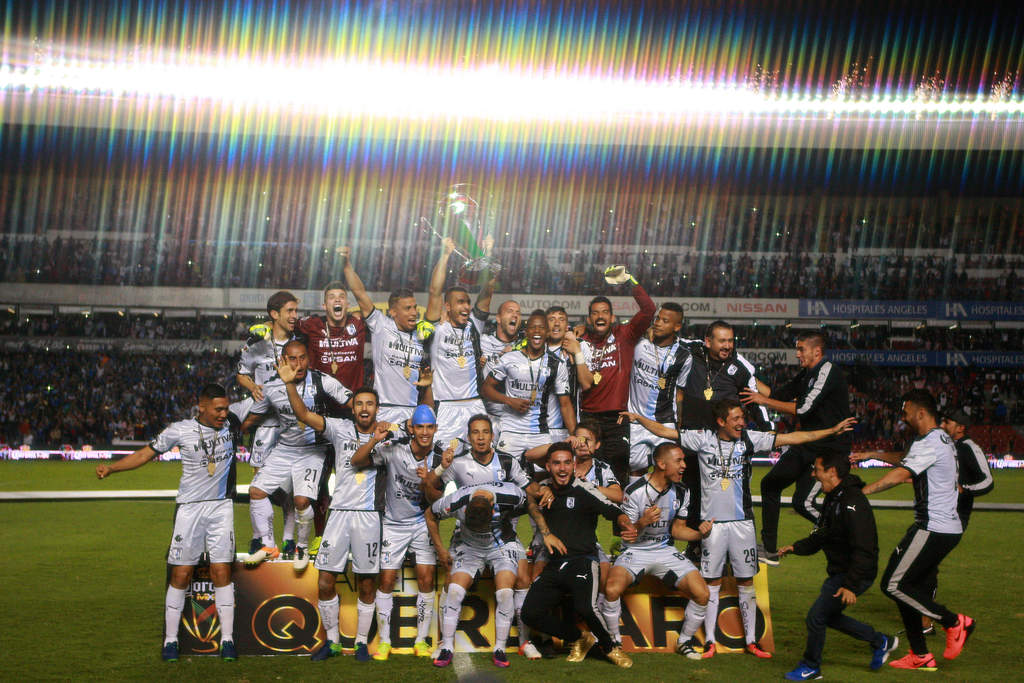Gallos Blancos de Querétaro conquistó en tanda de penalties frente a Chivas de Guadalajara la Copa MX, el primer título en su historia deportiva, con un portero Tiago Volpi por los cielos. (Jam Media)
