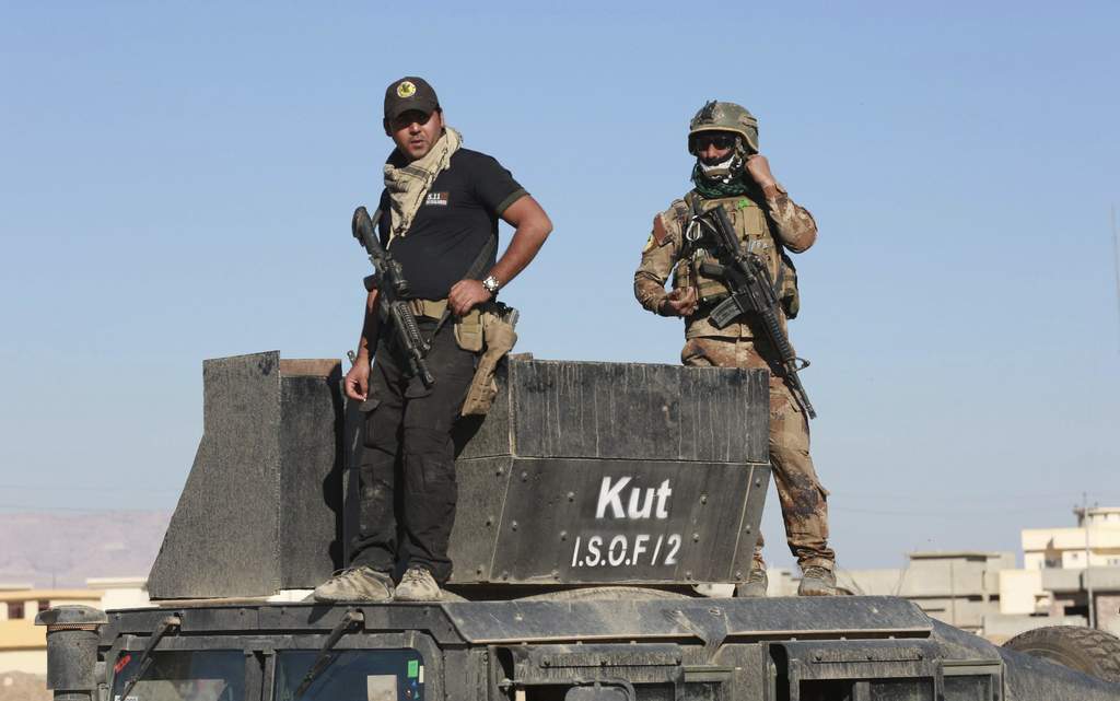Soldados iraquíes toman posición después de tomar el punto de control de Kokjali, cerca de Mosul. (EFE)