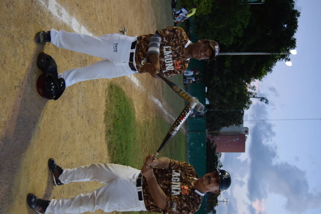 Los bateadores Guillermo Balderas y Raymundo Martínez respondieron con el bate ante el DUM. Destacan escuadras laguneras en nacional de softbol