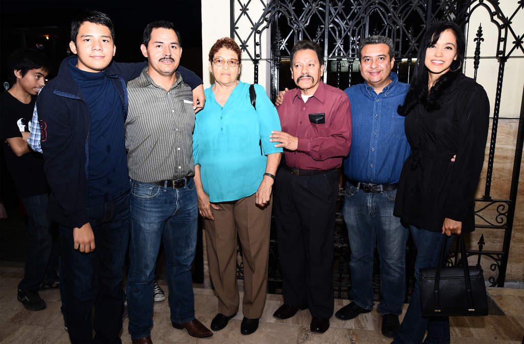 Velia Muruato, Oscar Huizar, Manuel Muruato, Guadalupe Enriquez, Rafael y Héctor Carrillo.