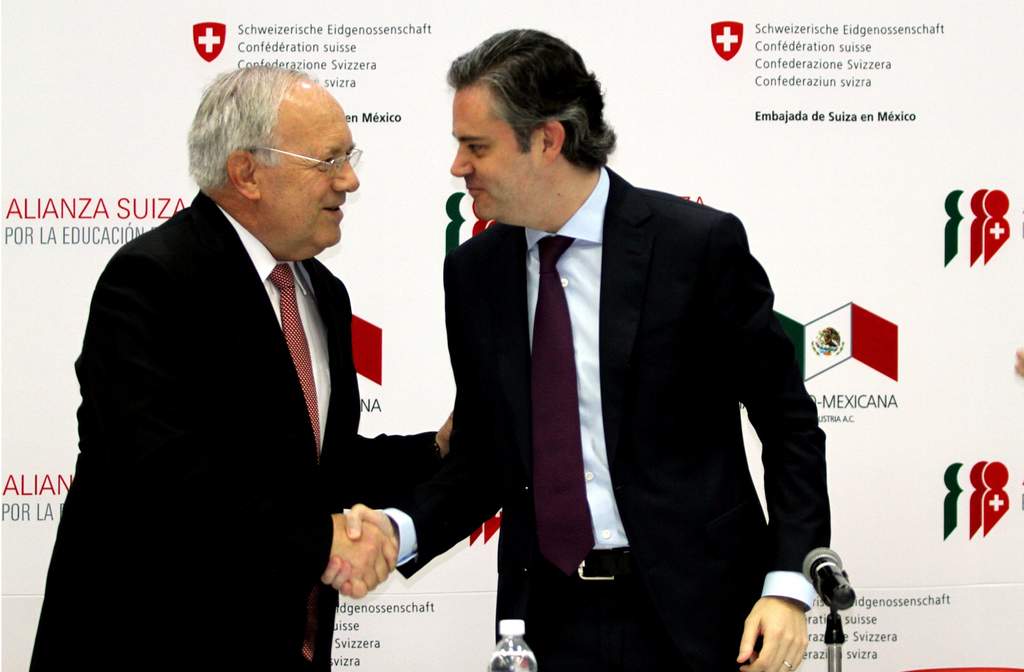 El presidente de la Confederación Suiza, Johann Schneider-Ammann, junto con el secretario de Educación Pública, Aurelio Nuño Mayer, anunciaron el lanzamiento de la Alianza Suiza por la Educación Dual, durante una reunión en el Colegio Suizo de México. (NOTIMEX)