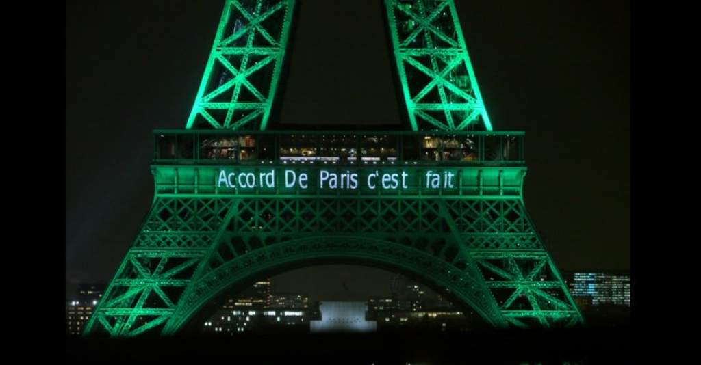 En la estructura de la “dama de hierro”, como también se conoce a la Torre Eiffel se lee un mensaje que dice en francés “Accord de Paris, c’est fait” (Acuerdo de París, está hecho). (TWITTER)