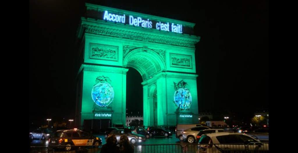 El Arco del Triunfo también fue iluminado de verde. (TWITTER)