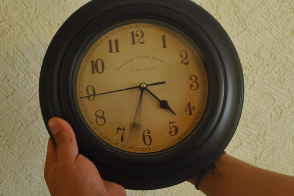 Un total de 33 municipios ubicados en la franja fronteriza deberán retrasar una hora su reloj este sábado antes de dormir. (ARCHIVO)