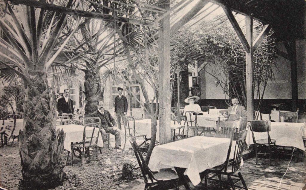 Antigua gráfica del jardín del Hotel Sternau. ¿Serán los hermanos Julio y Carlos Sternau, los que aparecen a la izquierda?  (Archivo de Antonio Méndez Vigatá).