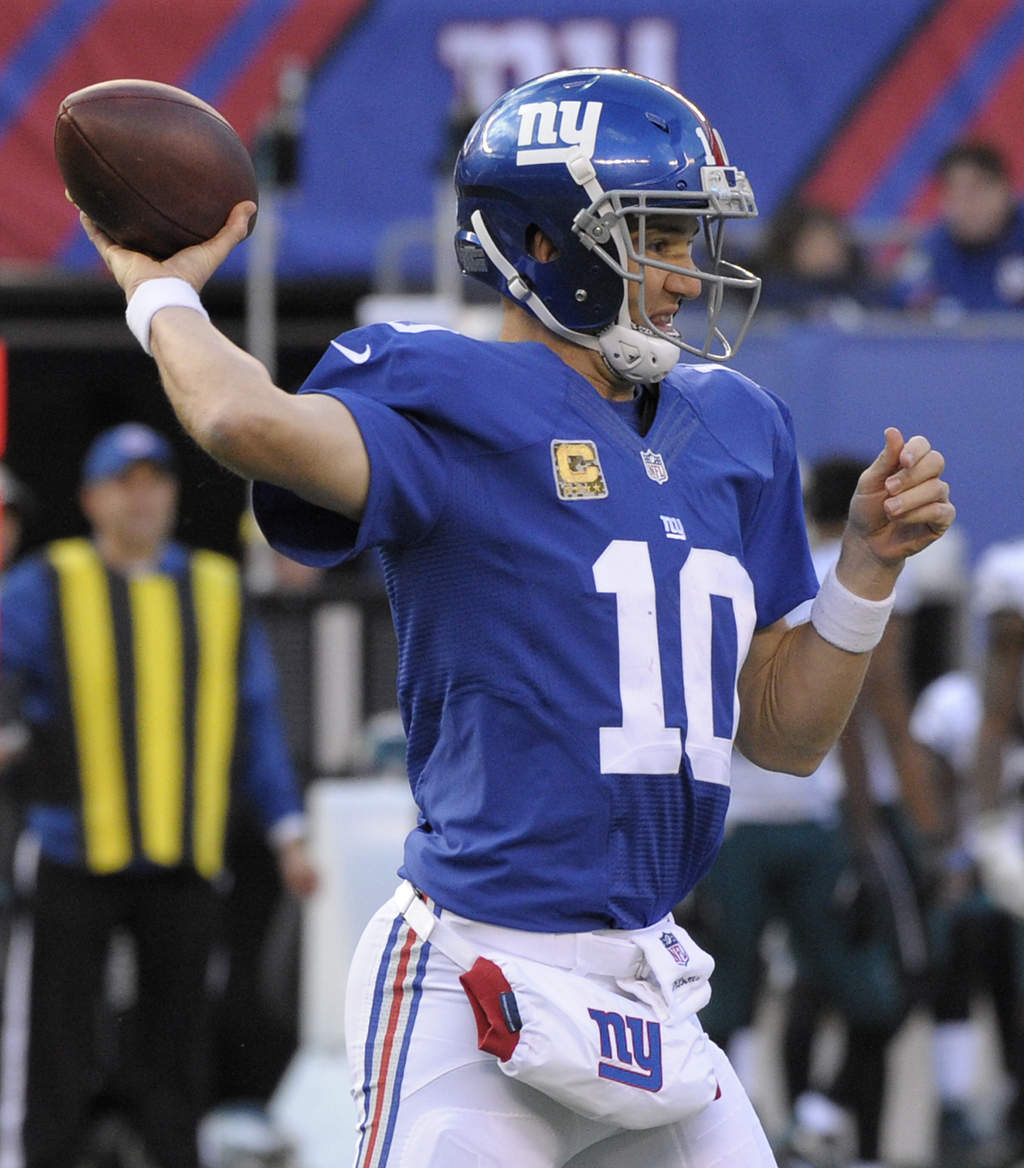 Eli Manning lanzó cuatro pases de anotación en la victoria de los Giants. (AP)