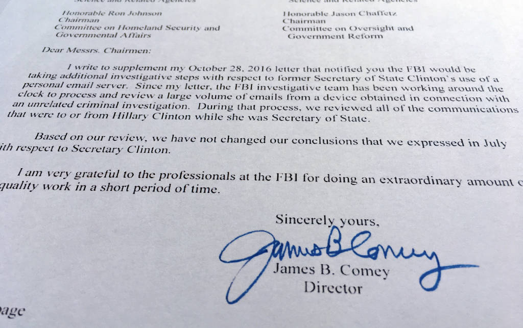 La carta.  El director de la Oficina Federal de Investigaciones (FBI), James Comey, informó  que la investigación de los nuevos correos electrónicos relacionados con Hillary Clinton no cambia su conclusión de julio pasado de no presentar cargos criminales en su contra. (AP)