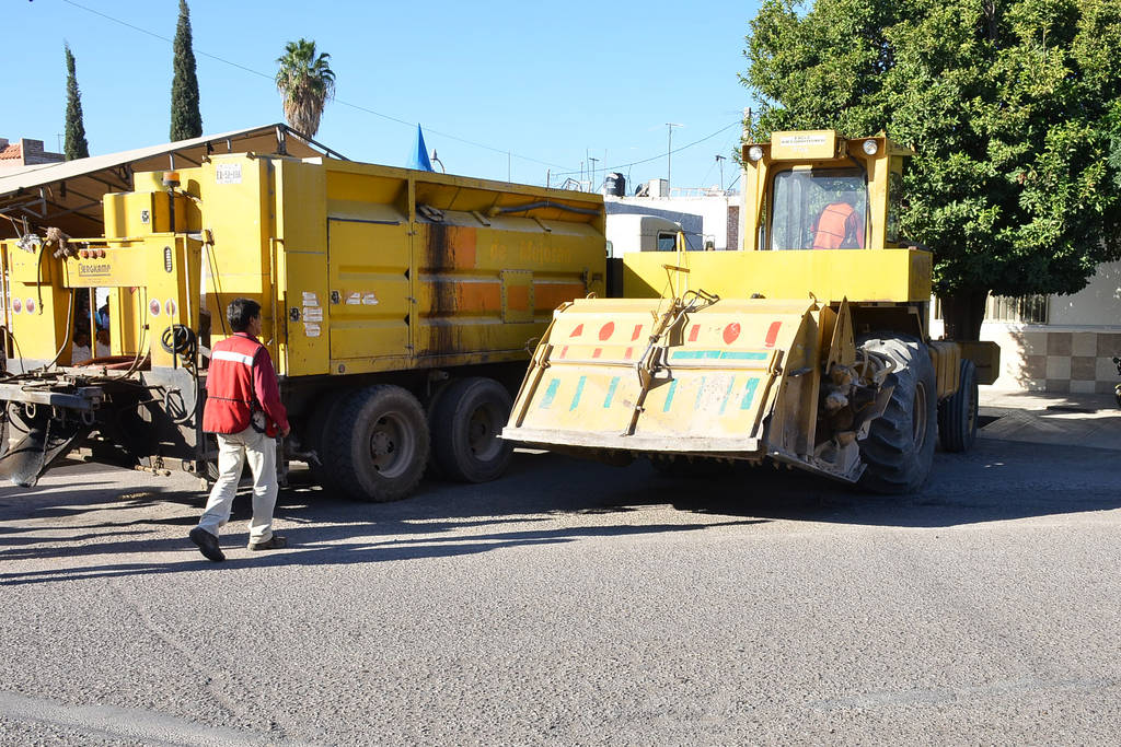 Avance. Como parte del programa de pavimentación 2016, ayer iniciaron los trabajos en la avenida Águila Nacional. (Fernando Compeán)