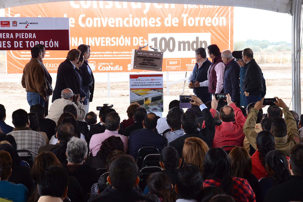 Esta mañana se colocó la primera piedra del Centro de Convenciones de Torreón. (FERNANDO COMPEÁN) 