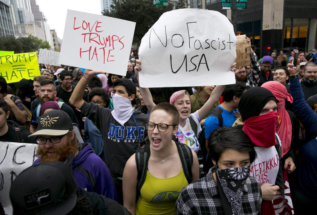 Jóvenes salieron a manifestarse en Austin, Texas.