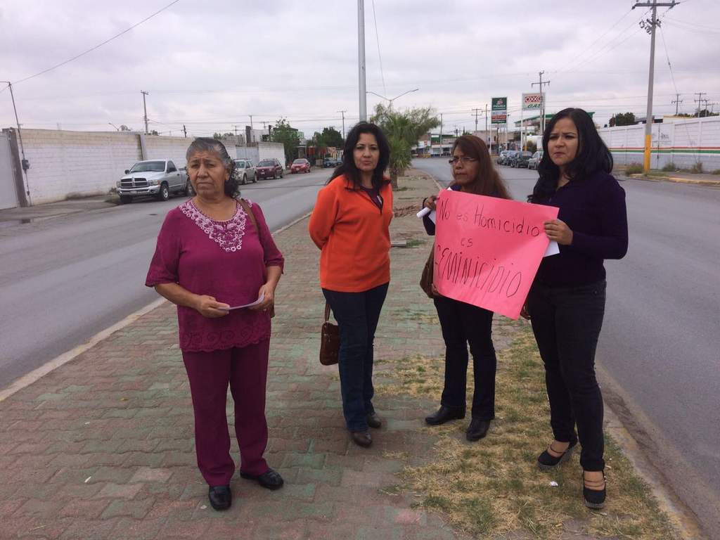 Las féminas realizaron esta mañana una Parada Cívica al exterior del Centro de Justicia para las Mujeres de Torreón. (ANGÉLICA SANDOVAL) 