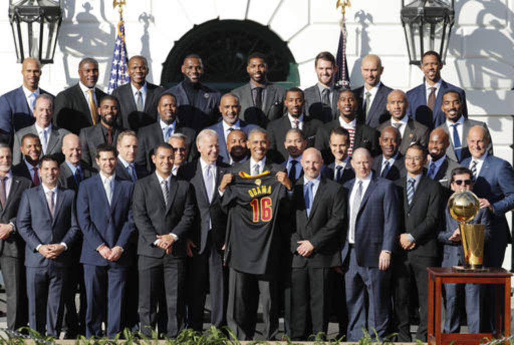 Obama festejó a los Cavaliers en los jardines de la Casa Banca, en su última ceremonia de ese tipo con un campeón deportivo antes de dejar la presidencia. (AP)
