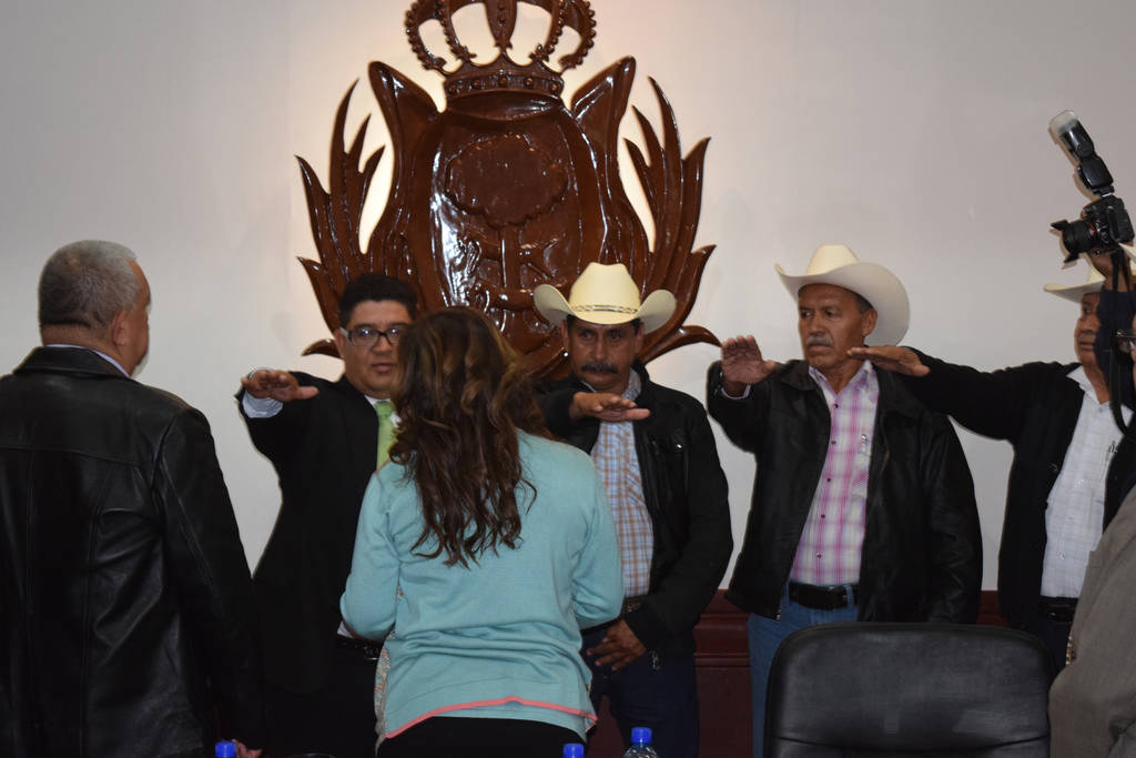 Protesta. El acto protocolario se realizó durante la sesión ordinaria de Cabildo. (EL SIGLO DE TORREÓN)