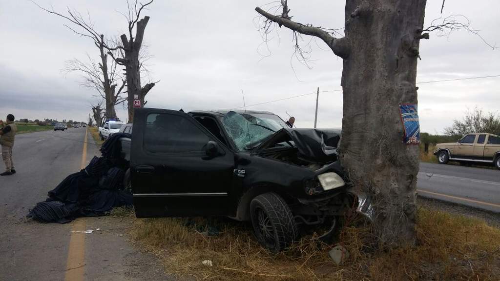 El conductor de la camioneta perdió el control y se impactó contra un enorme árbol. (EL SIGLO DE TORREÓN) 