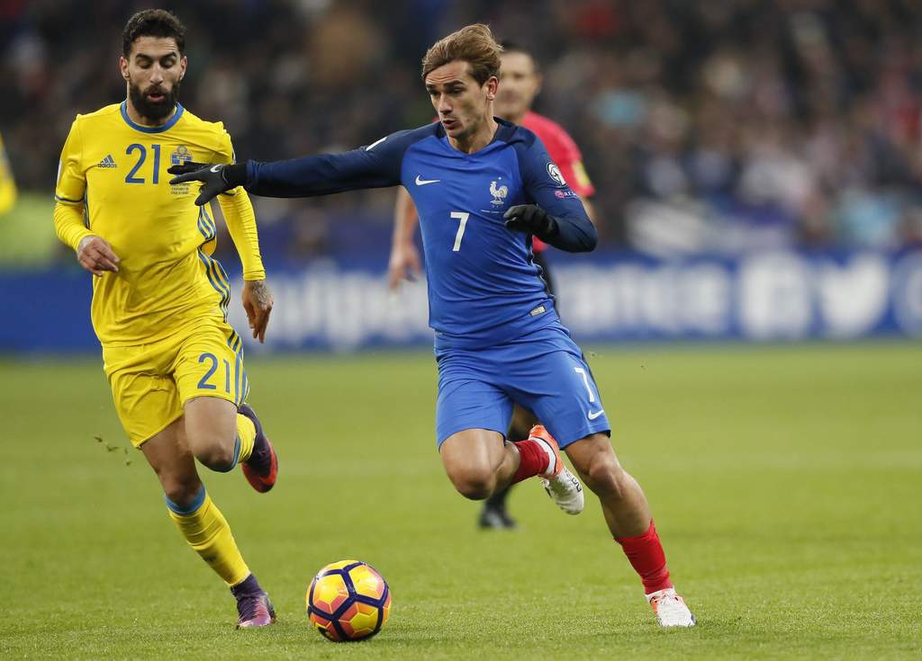 El triunfo ante los nórdicos aisla a 'Les Bleus' en el liderato del grupo A clasificatorio para el Mundial 2018, pues suman 10 puntos, frente a los 7 de su rival de hoy y los 4 de Holanda, que cuenta con un partido menos. (EFE)