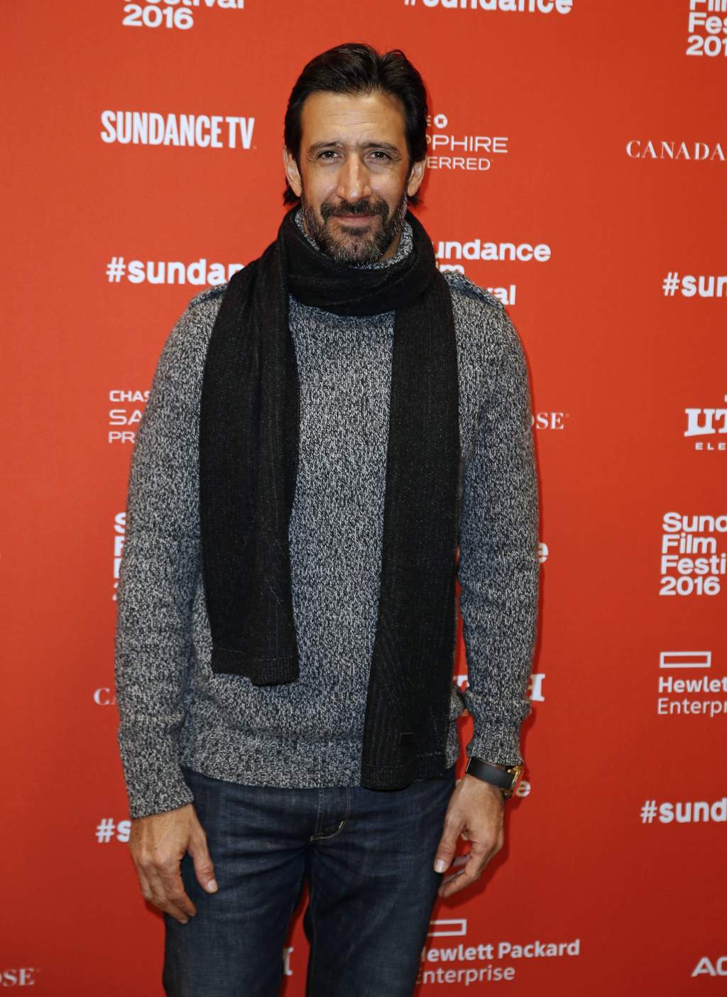 El actor mexicano Jose María Yazpik posa a su llegada a la proyección de la película Mr. Pig en el Festival de Cine Independiente Sundance. (EFE)