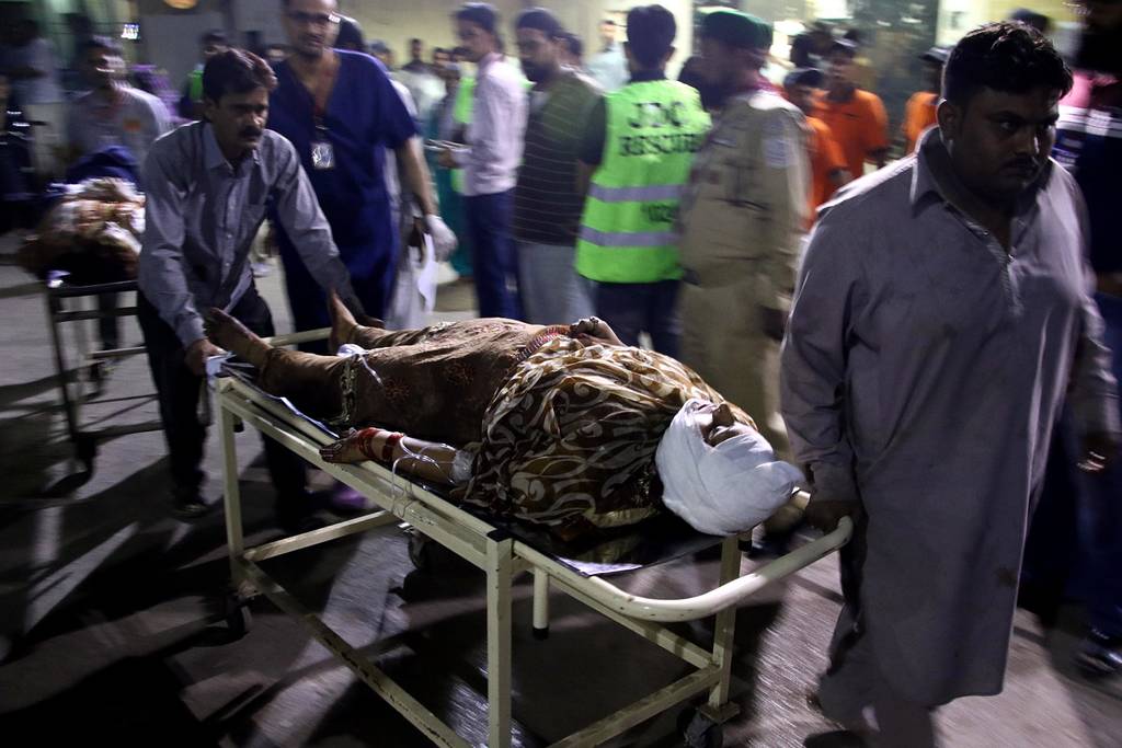 Sin piedad. Un ataque suicida contra un templo sufí  causó  al menos 52 muertos y más de un centenar de heridos.