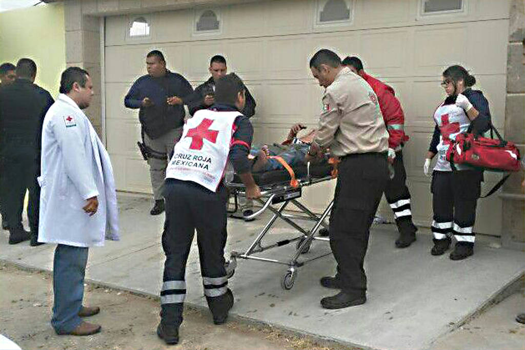 Traslado. Paramédicos y personal de Protección Civil, atendieron al trabajador para su traslado al hospital. (EL SIGLO DE TORREÓN) 