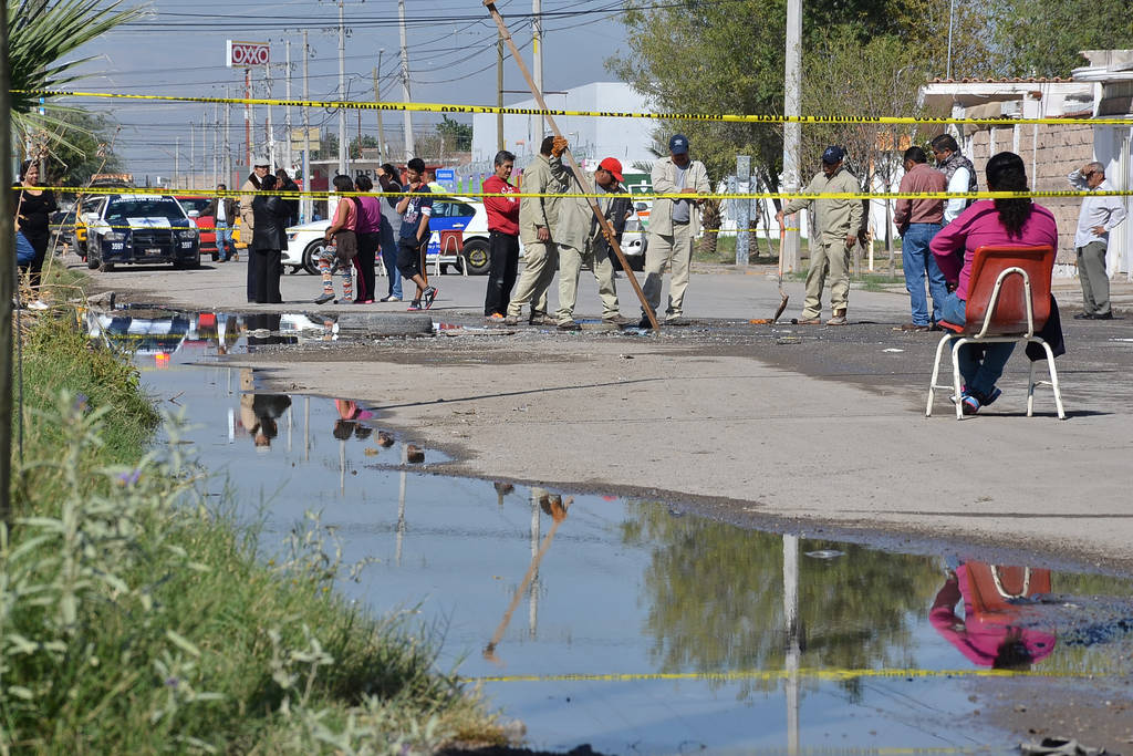 Bloquean. Vecinos de la calle Peltres en Rincón La Merced bloquearon la vialidad por los brotes de aguas negras y pidieron a las autoridades municipales que cumplan con el cárcamo prometido. (Fernando Compeán)