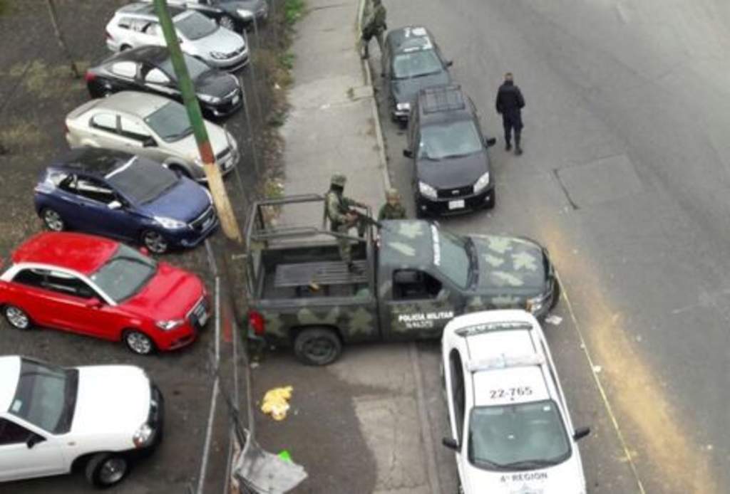 La Procuraduría tiene indicios de que el vehículo Nissan, Tsuru, en el que fue descubierto el cadáver ingresó a la Ciudad de México, proveniente de la entidad mexiquense, seguido por otro automóvil. (TWITTER)