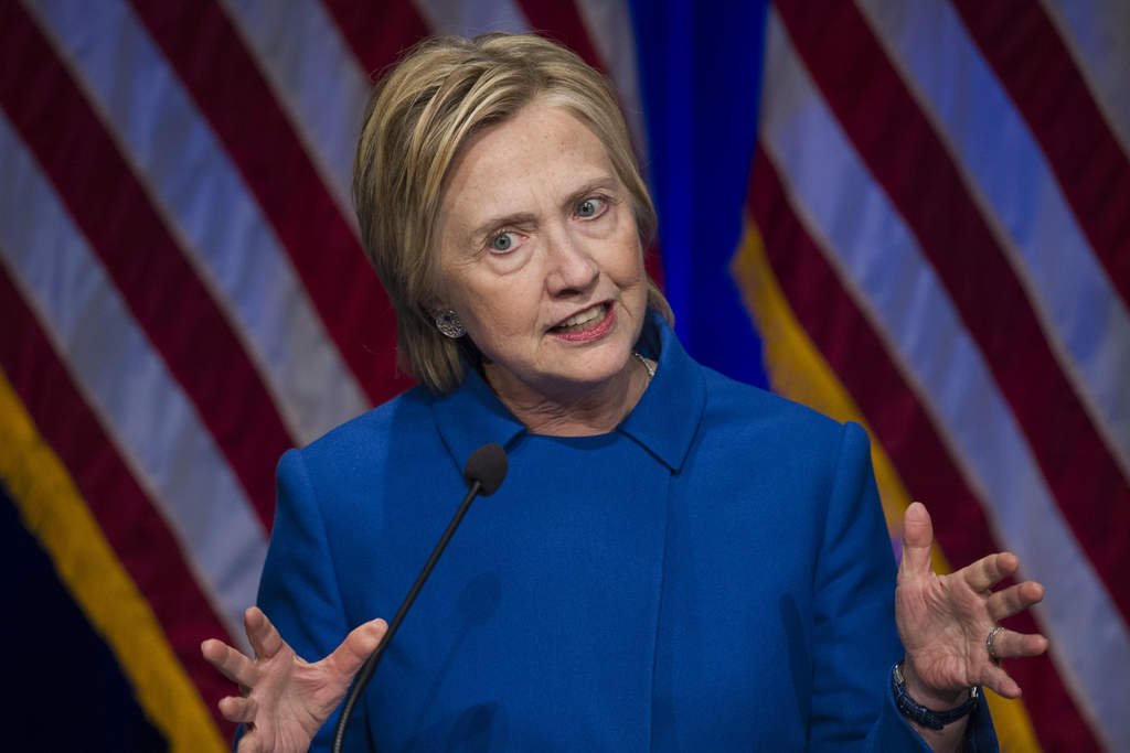 Hillary Clinton reapareció casi sin maquillaje y con un rostro que reflejaba tristeza. (AP) 