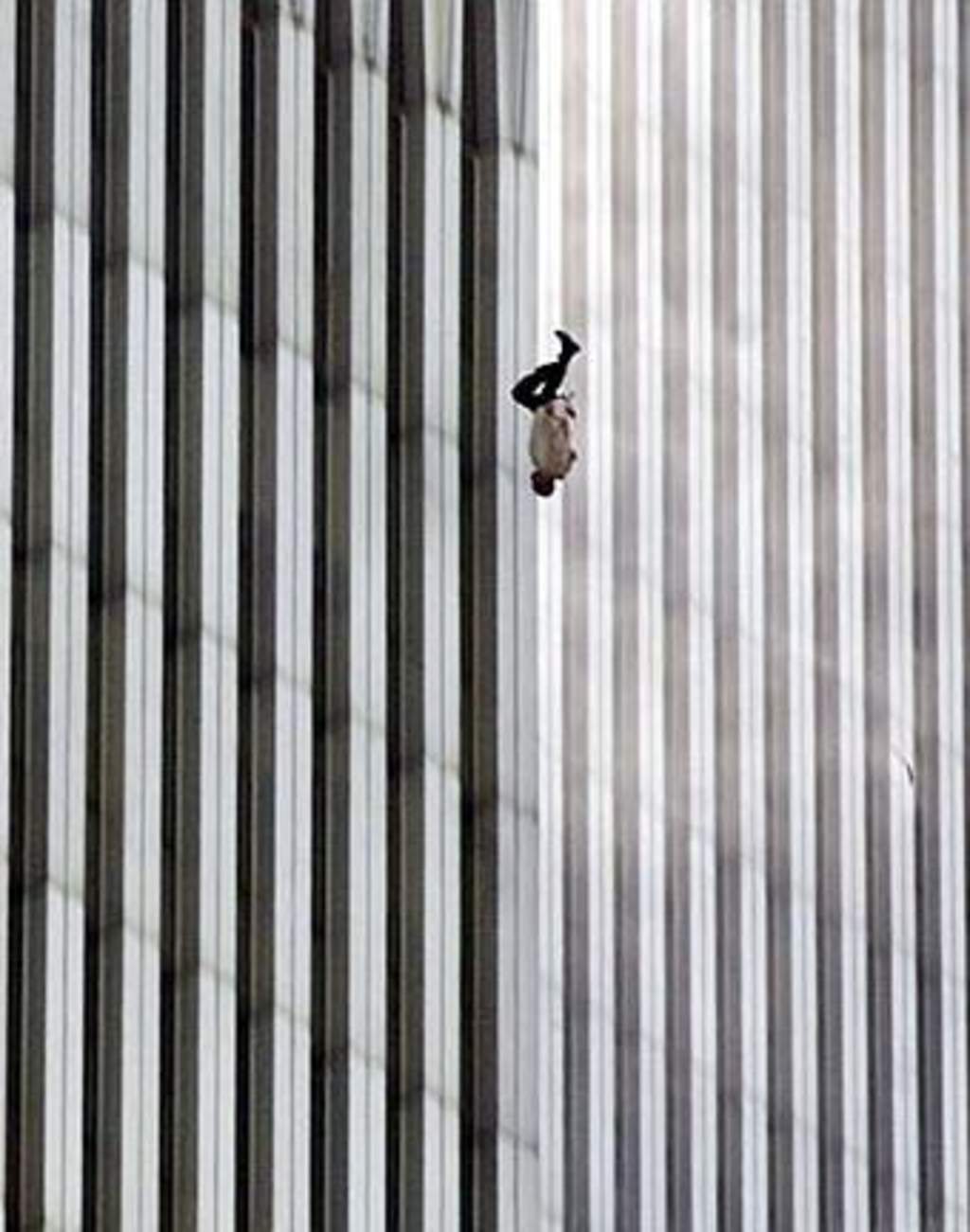 Entre las fotos aparece 'Falling Man', un hombre que cae de cabeza de una de las Torres Gemelas el 11 de septiembre del 2001. (ESPECIAL) 
