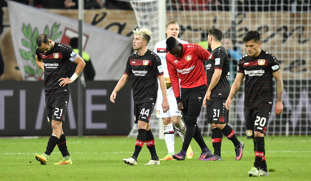 Los jugadores del Bayer Leverkusen no pueden creer lo que sucedió en el campo de juego. (AP)