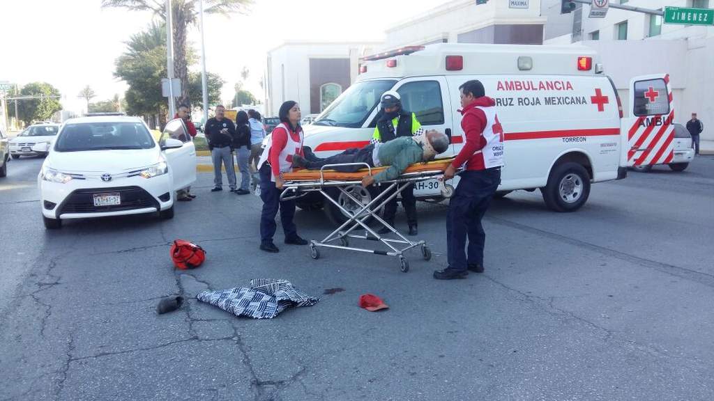 El hombre fue auxiliado por los paramédicos de la Cruz Roja de Torreón. (EL SIGLO DE TORREÓN) 