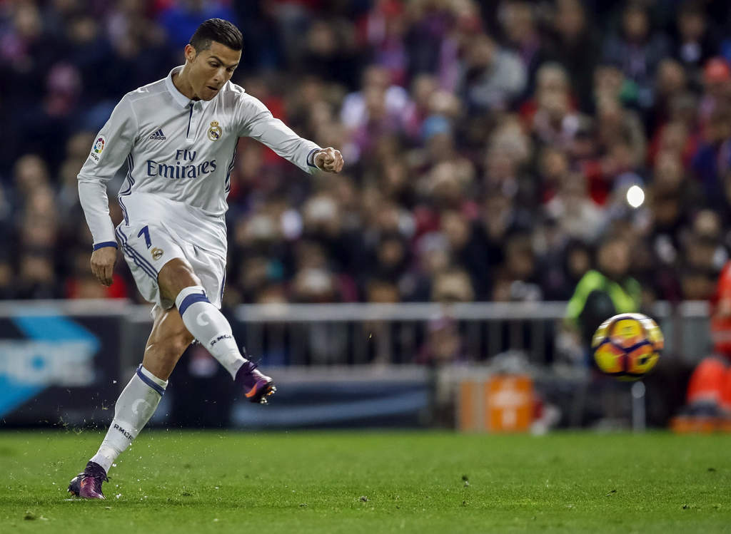 Cristiano Ronaldo anotó los tres goles de Real Madrid ante el Atlético. (EFE)
