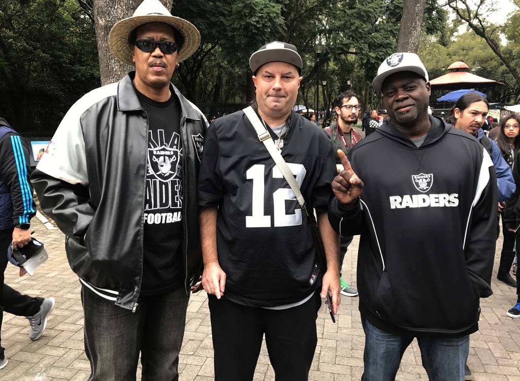 Juan Parker (i), junto con dos amigos, vinieron a la Ciudad de México para ver el MNF y exigir que Raiders se quede en Oakland. (El Universal)