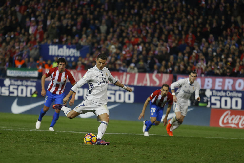 Cristiano Ronaldo anotó de penal su segundo tanto. (AP)