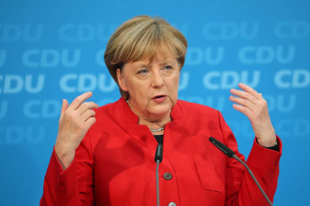 
Merkel anunció hoy a la dirección de la CDU, reunida en Berlín, que se presentará de nuevo para liderar el partido en el congreso que se celebrará en dos semanas, convencida, dijo, de que tiene fuerzas para volver a ser su candidata en las generales. (EFE)
