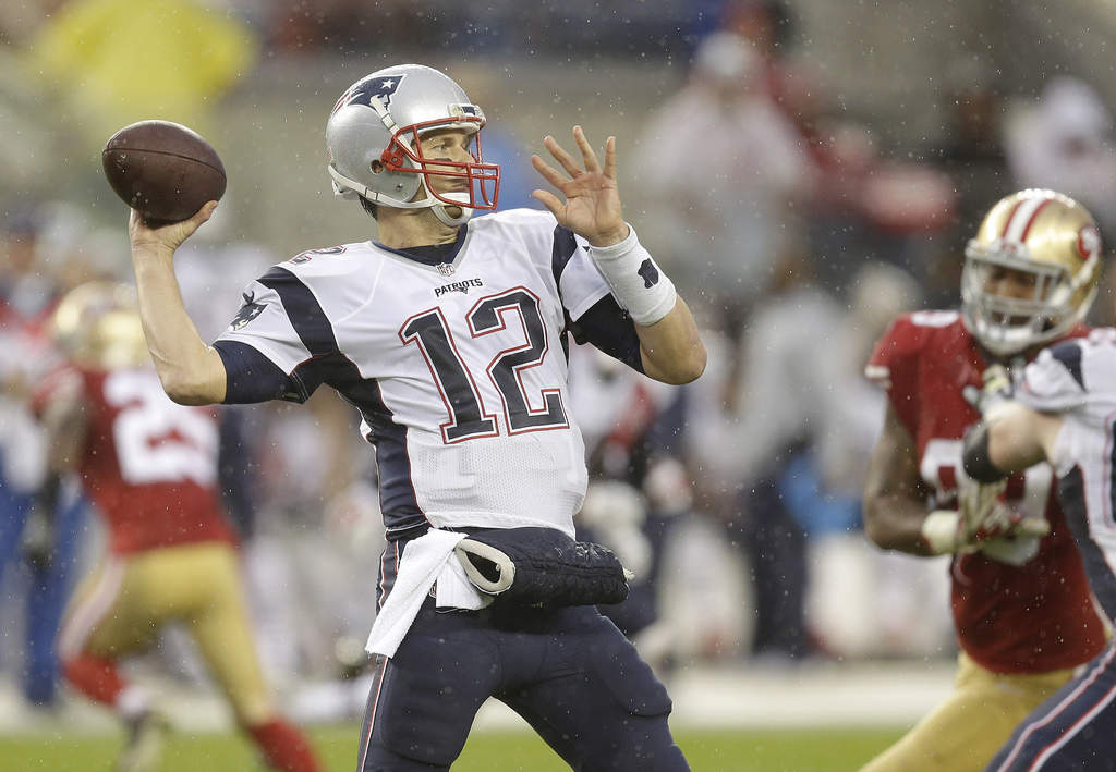 Tom Brady lanzó cuatro pases de anotación en la victoria de Nueva Inglaterra sobre San Francisco. (AP)