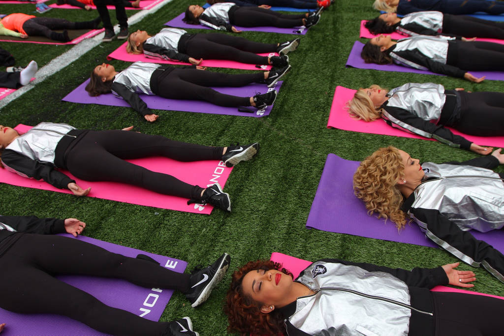 Las porristas de Texanos y Raiders aprovecharon su tiempo en la capital para sorprender con una clase de yoga en Paseo de la Reforma.
