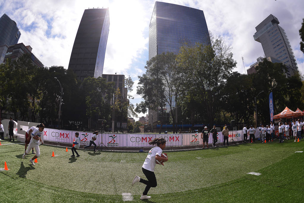 Ayer se inauguró 'NFL Stop Reforma CDMX 2016' en Paseo de la Reforma con diversas actividades para los aficionados al futbol americano.