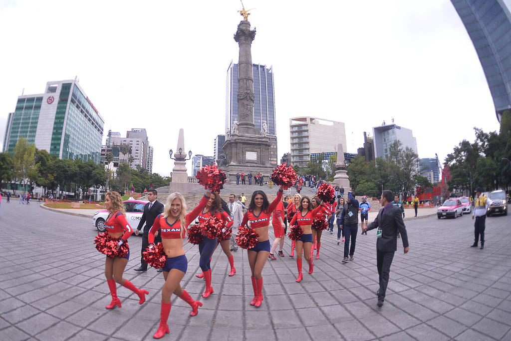 Las 'cheerleaders' de Houston enmarcaron una bella postal en uno de los monumentos más representativos de la Ciudad de México. 


