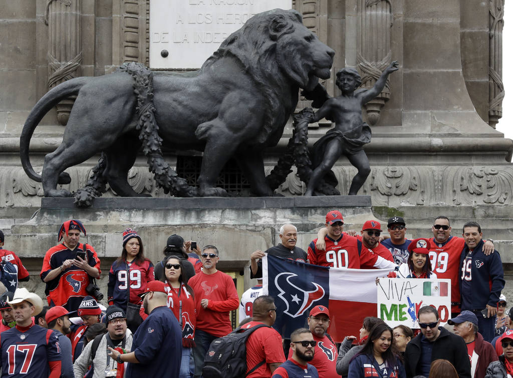 Aficionados de los Texanos se reunieron ayer alrededor del Ángel de la Independencia, punto de reunión en la Ciudad de México. 

