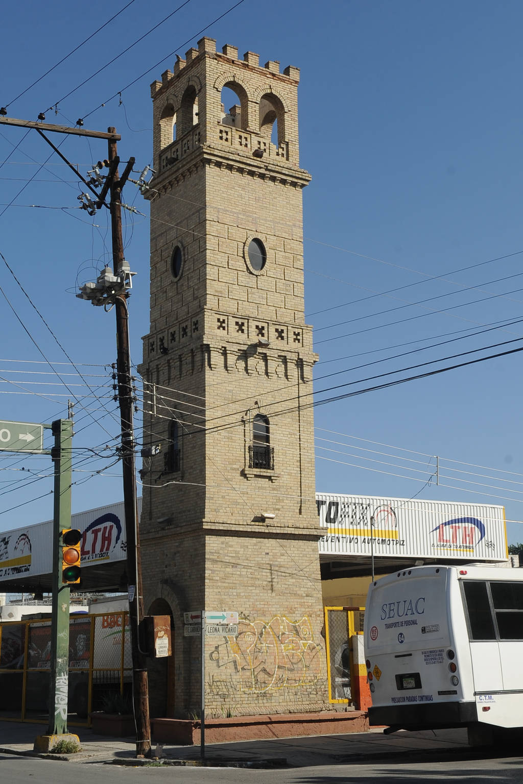 Antigüedad. La Torre Fundición número 1 se encuentra en Leona Vicario y Presidente Carranza. (RAMÓN SOTOMAYOR)