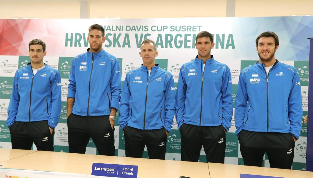 El equipo argentino de tenis para la Copa Davis, formado por (de i a d) Guido Pella, Juan Martin del Potro, Daniel Orsanic, Federico Delbonis y Leonardo Mayers. 