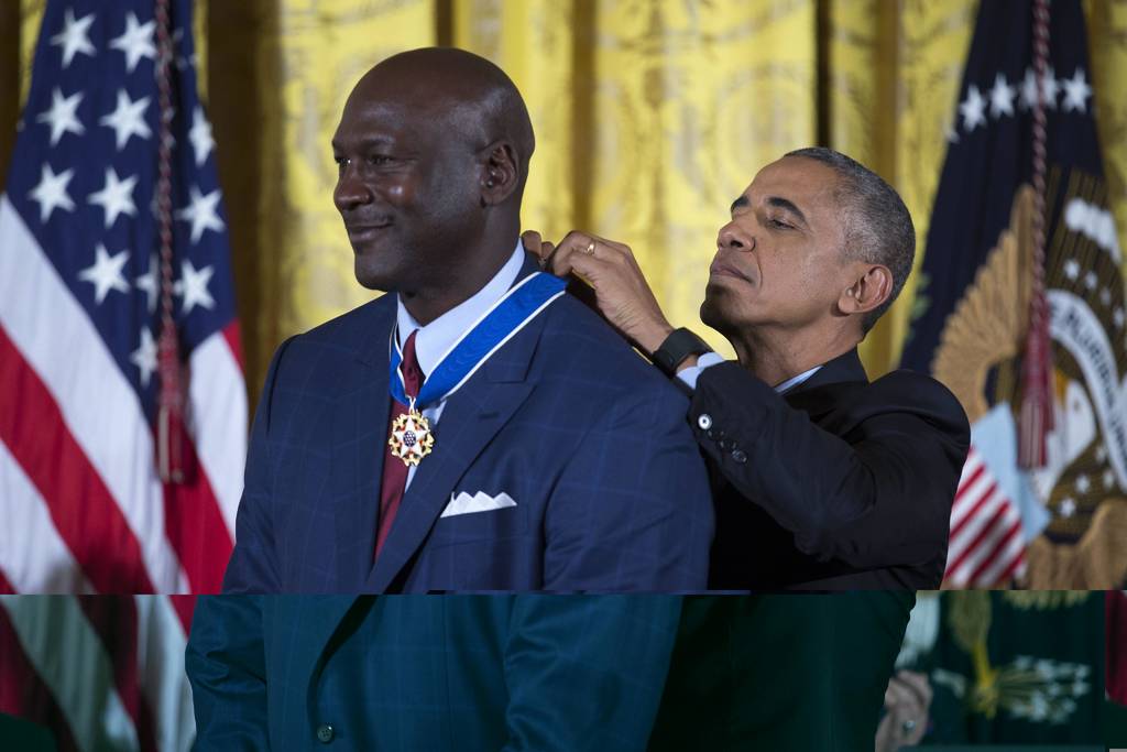 Barack Obama le coloca la Medalla de la Libertad a Michael Jordan.